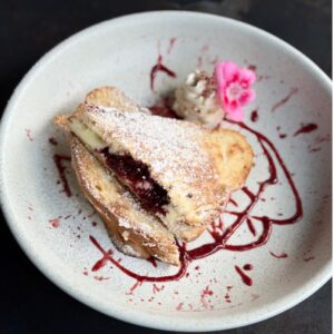 SANDWICHE GRILLED CHEESE COMPOTA DE FRUTOS ROJOS