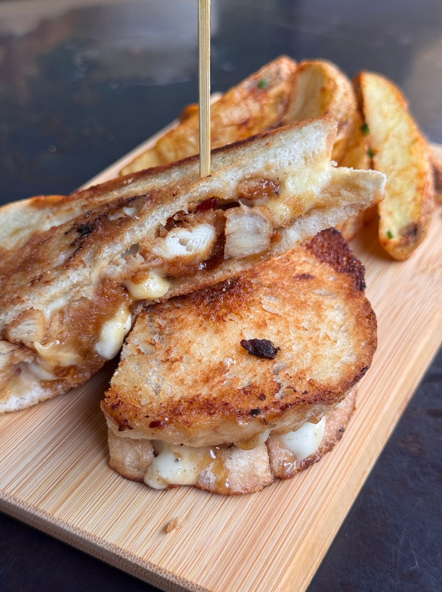 SANDWICHE GRILLED CHEESE DE POLLO MIEL PICANTE