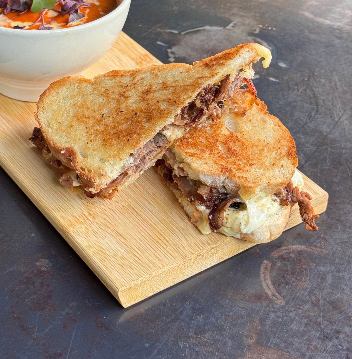 SANDWICHE GRILLED CHEESE DE ROAST BEEF