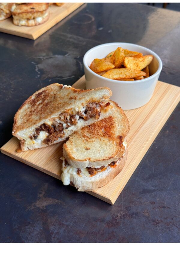SANDWICHE GRILLED CHEESE DE CARNE RANCHERA | Snob Premium Donuts