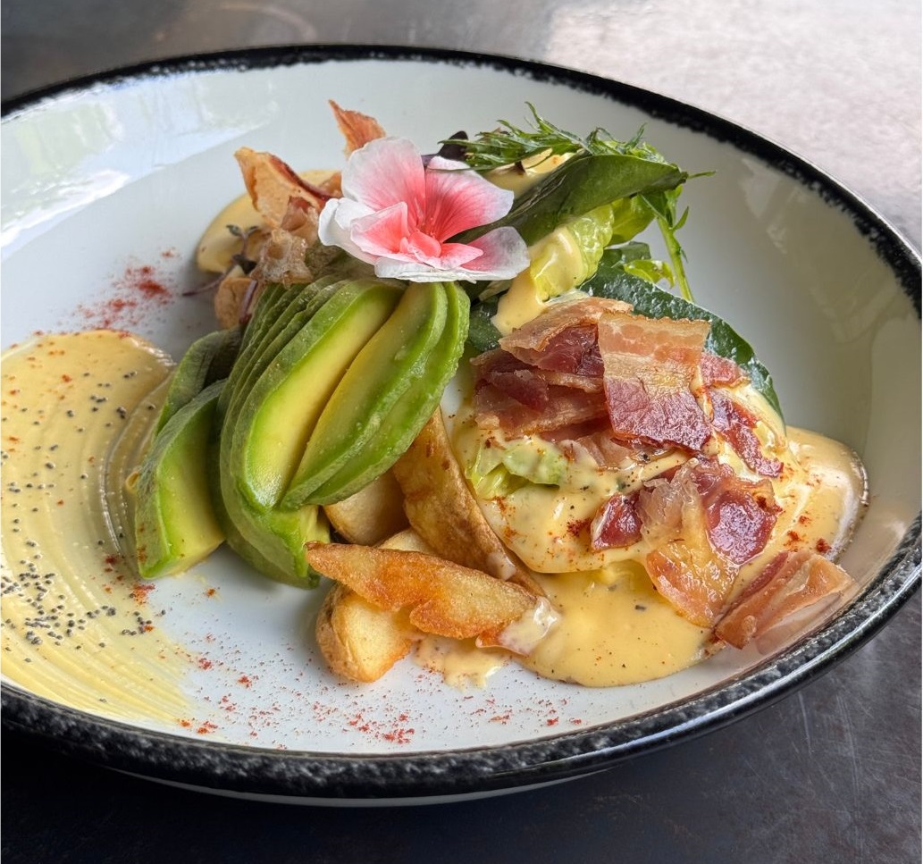 HUEVOS BENEDICTINOS SOBRE PAPA CROCANTE